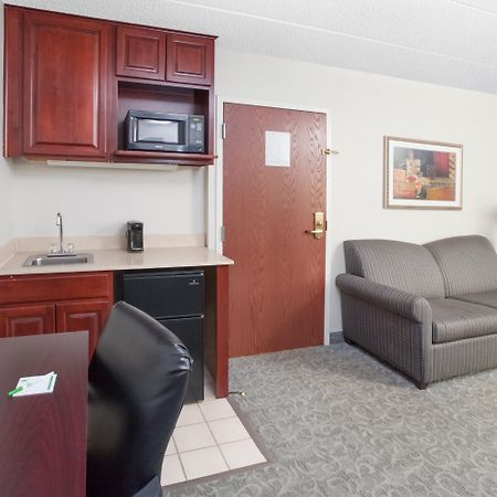 Holiday Inn & Suites Chicago-Carol Stream Wheaton By Ihg Exterior photo