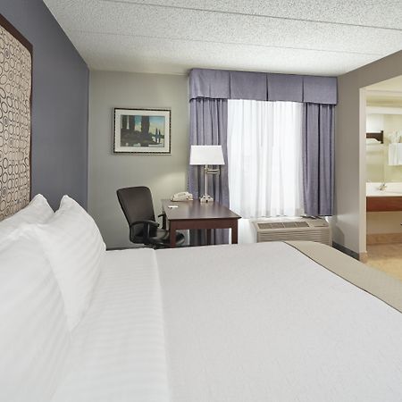 Holiday Inn & Suites Chicago-Carol Stream Wheaton By Ihg Exterior photo