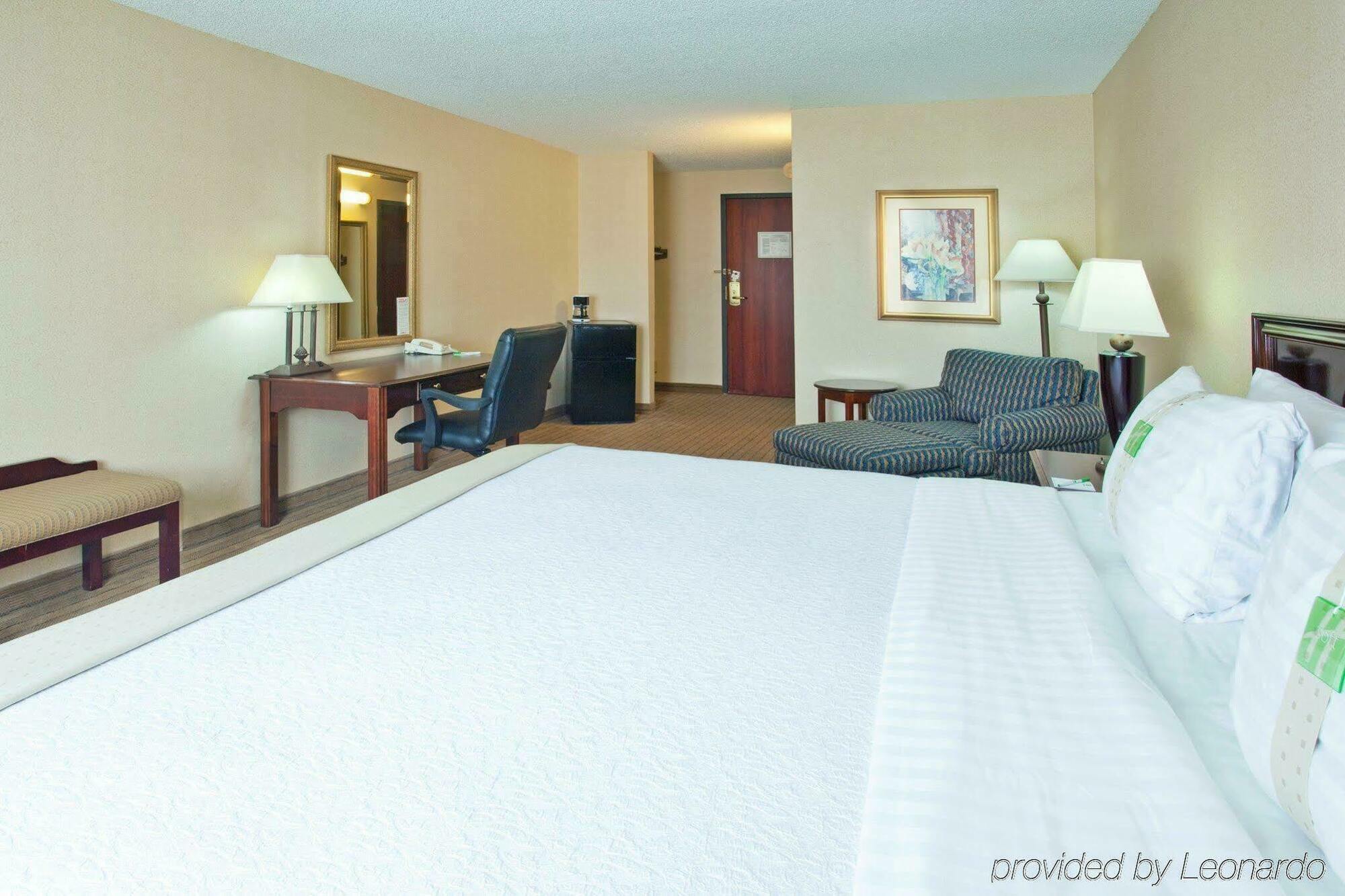 Holiday Inn & Suites Chicago-Carol Stream Wheaton By Ihg Room photo