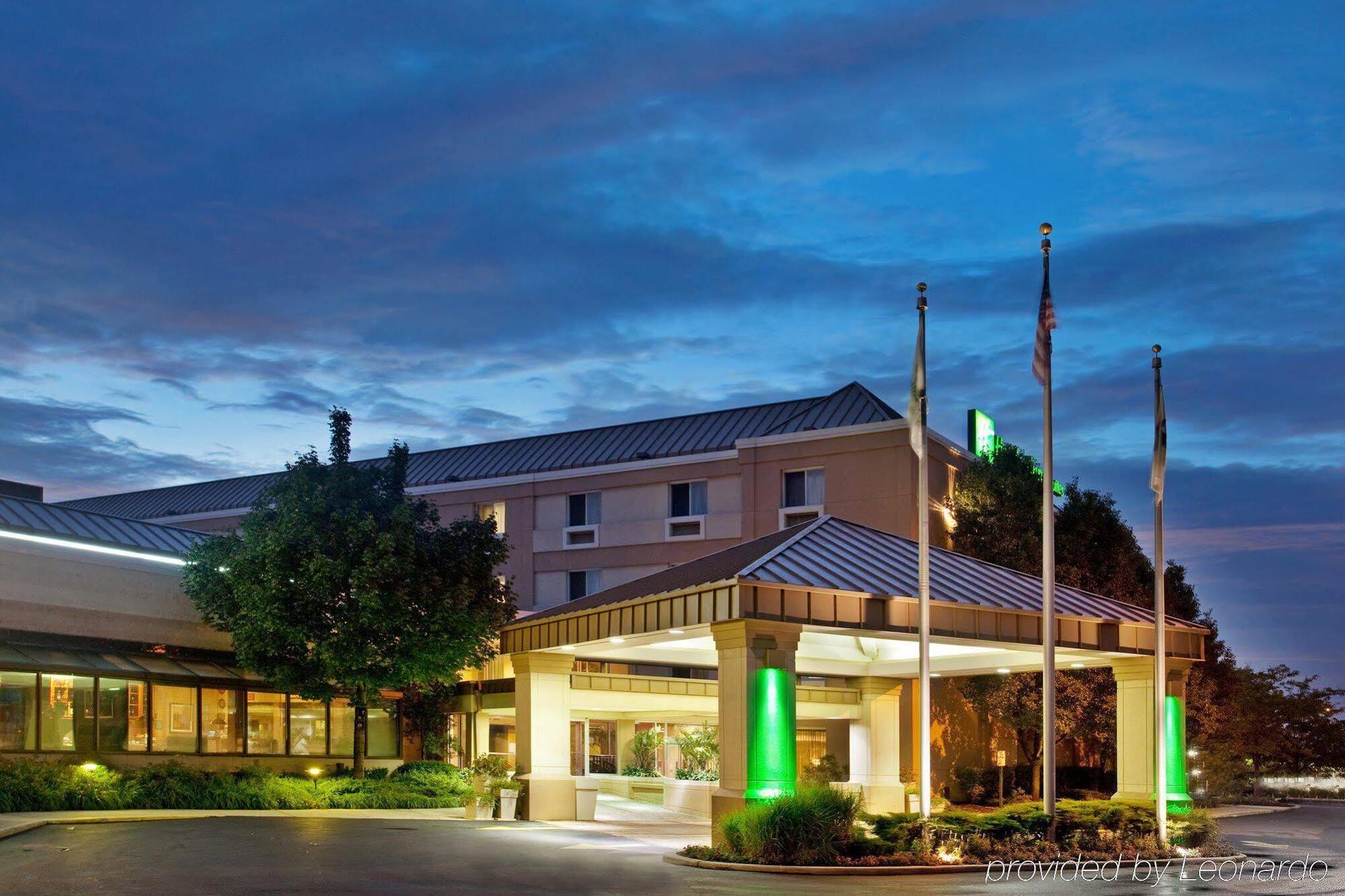 Holiday Inn & Suites Chicago-Carol Stream Wheaton By Ihg Exterior photo